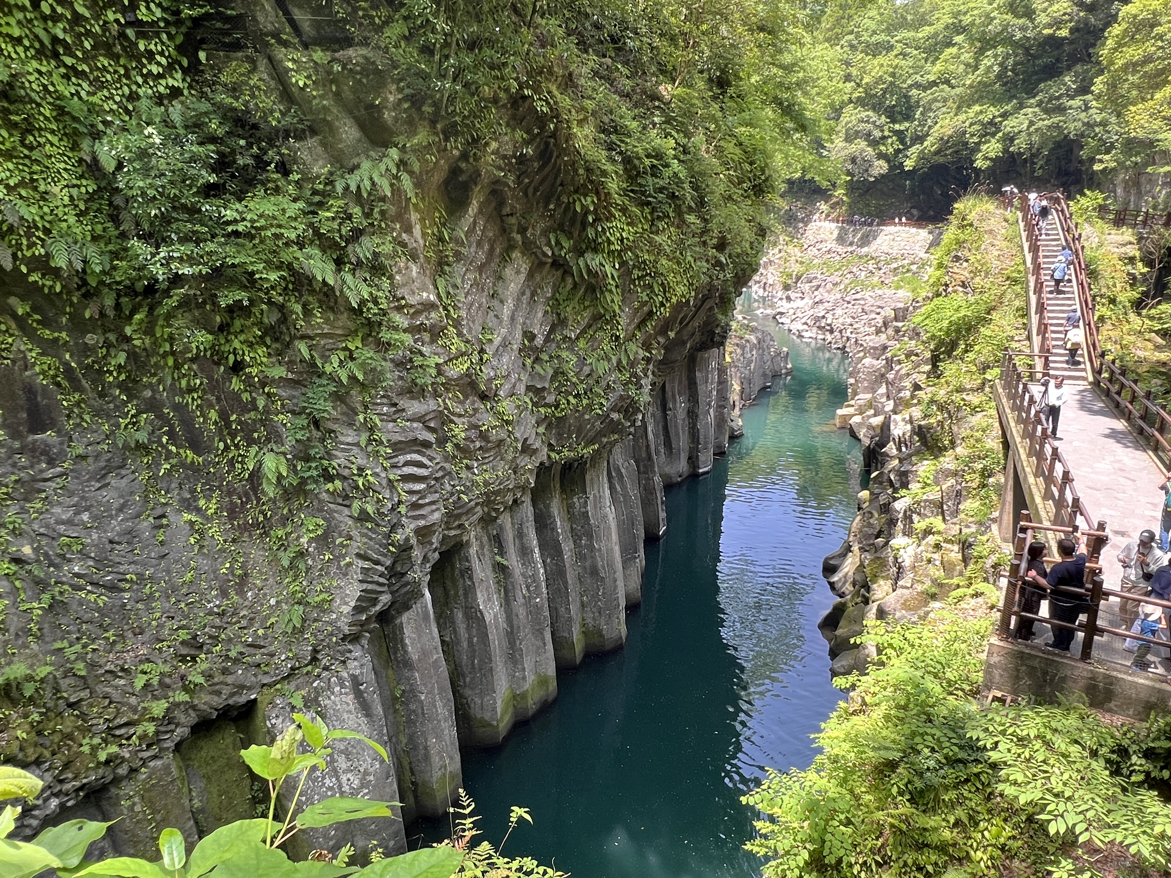 峽谷河流與右側木棧道步道