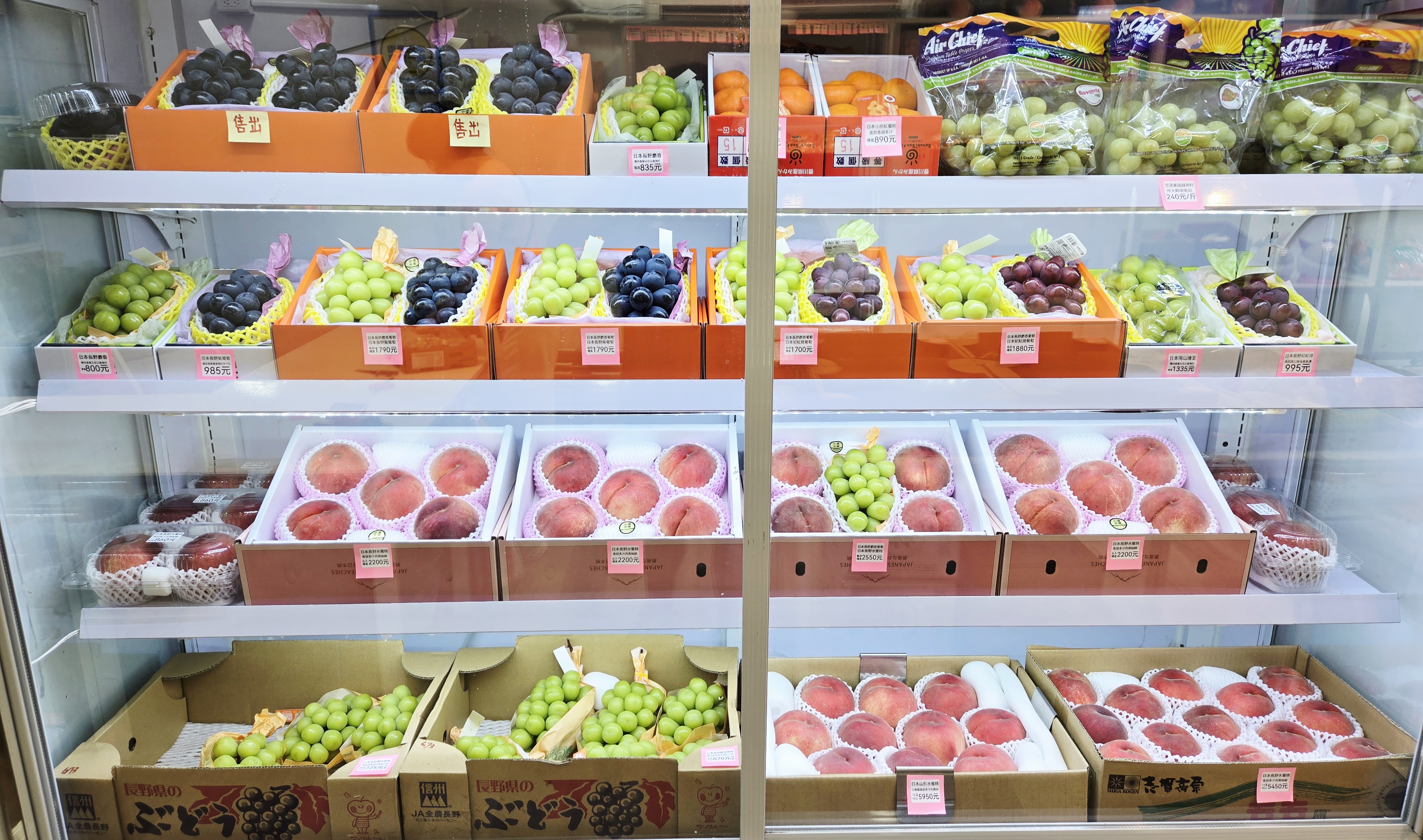 小潘水果店內水果櫃與禮盒陳列