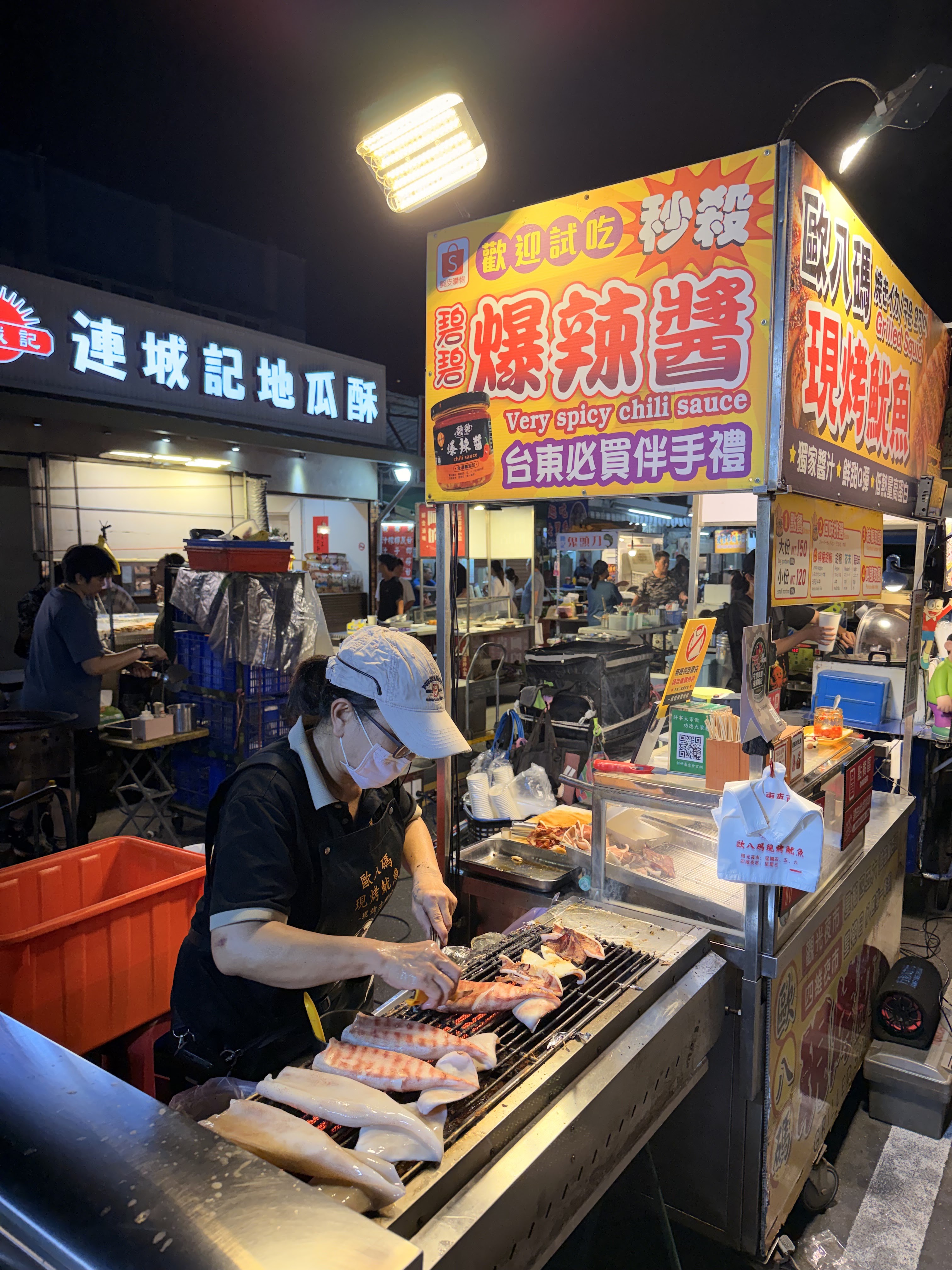 歐八碼現烤魷魚近拍與辣醬招牌