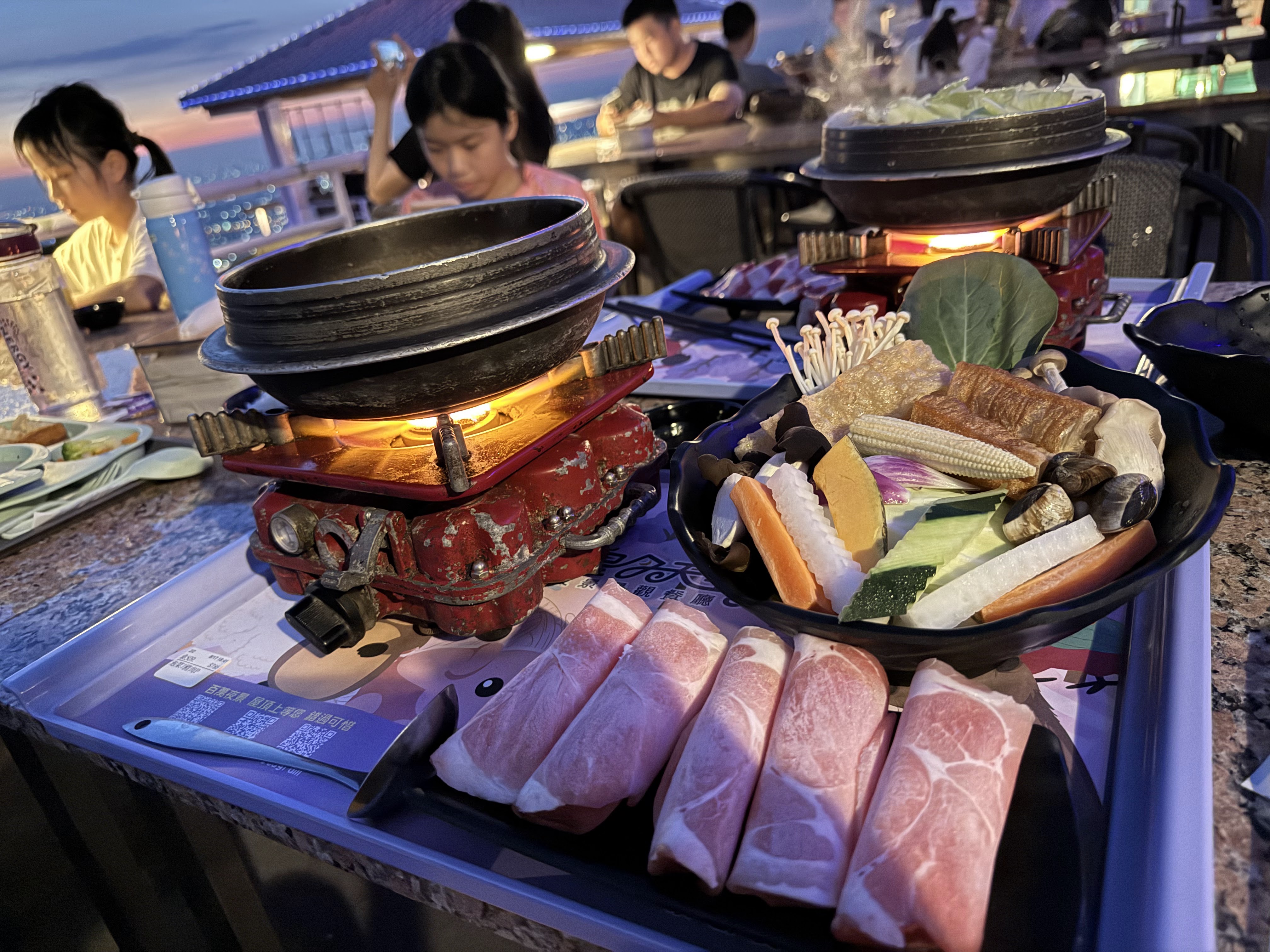 熱鬧的火鍋用餐場景
