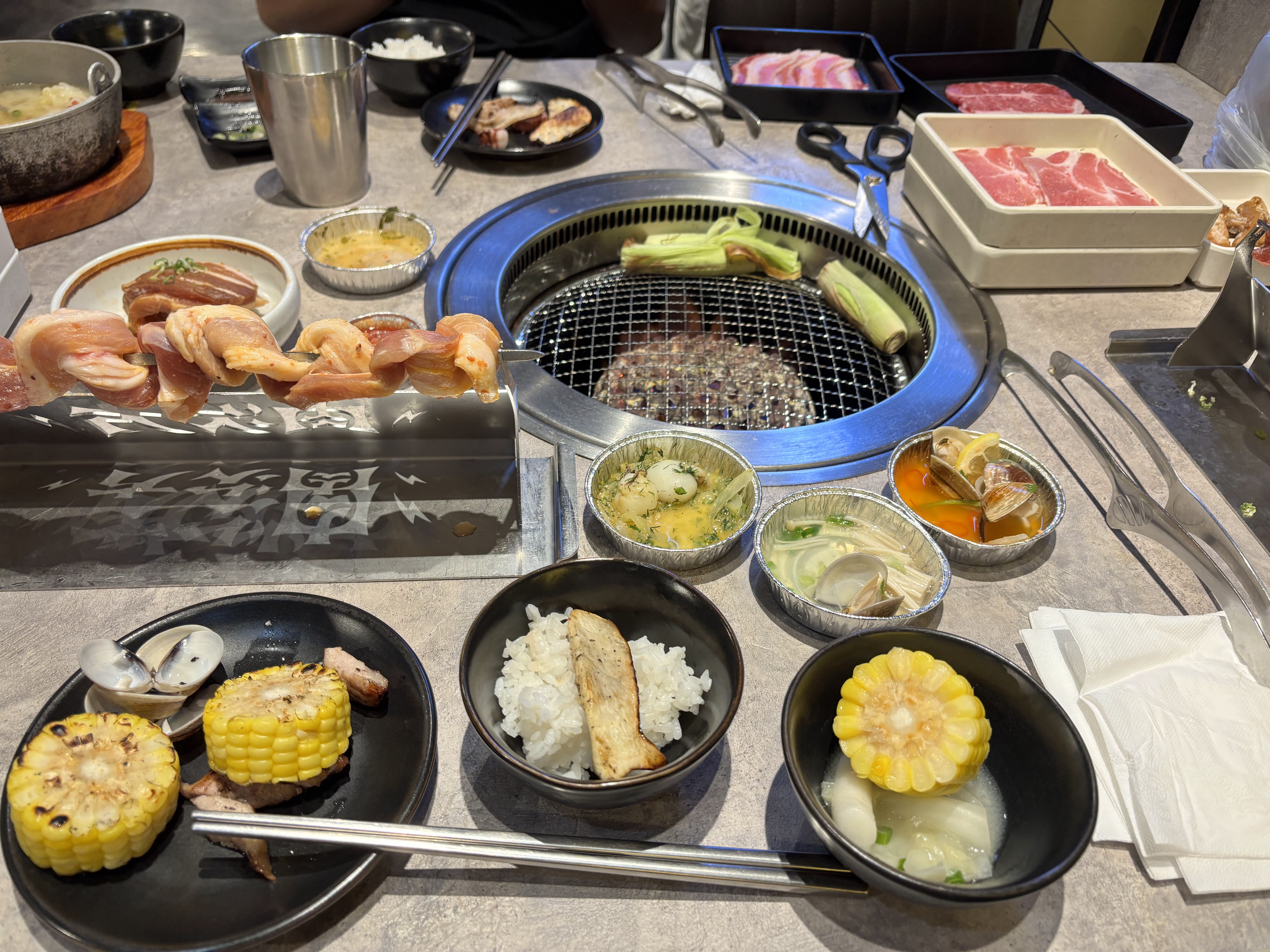 肉次方豐盛燒肉桌面與海鮮肉盤