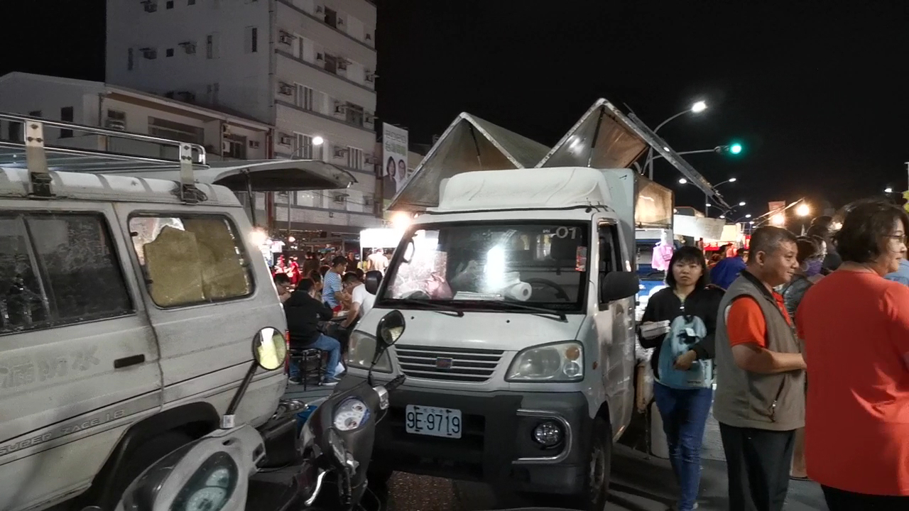 四維夜市行動餐車與排隊人潮