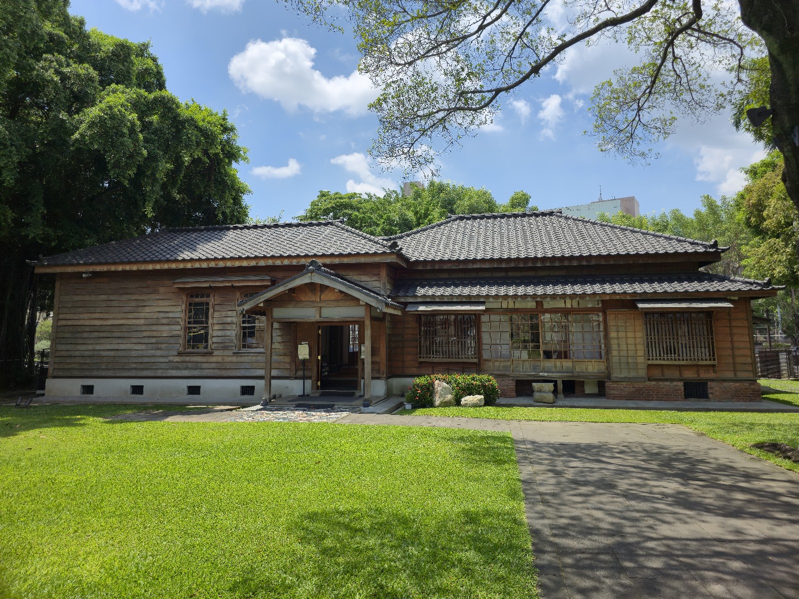 13典獄官舍(國家漫畫博物館)木造日式建築正面,綠草坪前庭