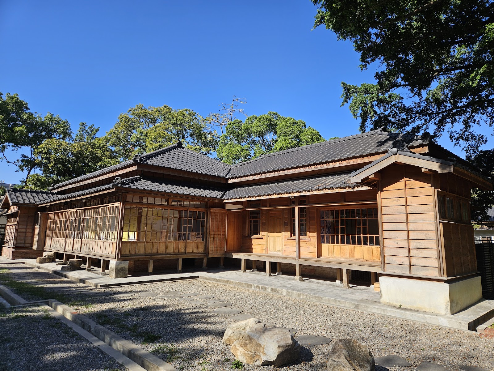 13典獄官舍建築側面,木造迴廊與瓦片屋頂
