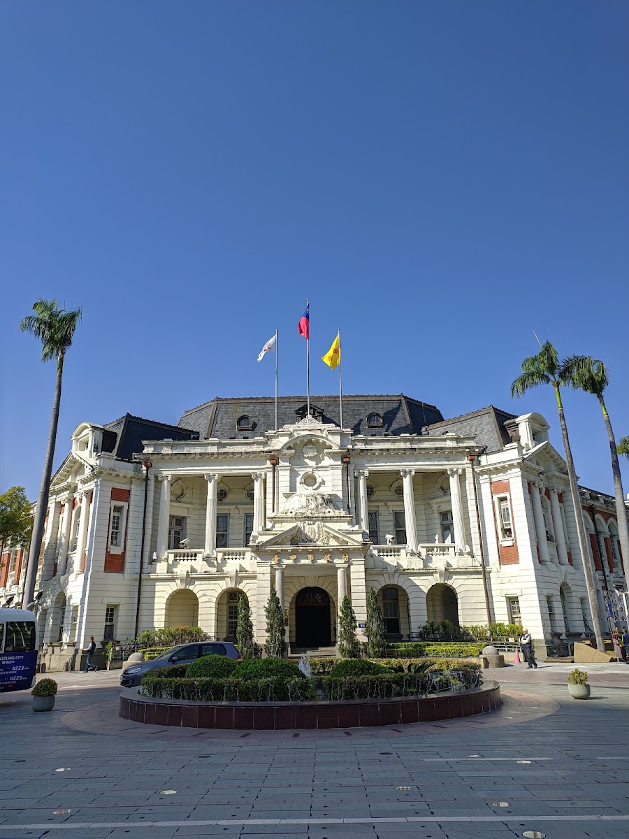 臺中州廳正面全景，巴洛克白色立面與國旗飄揚
