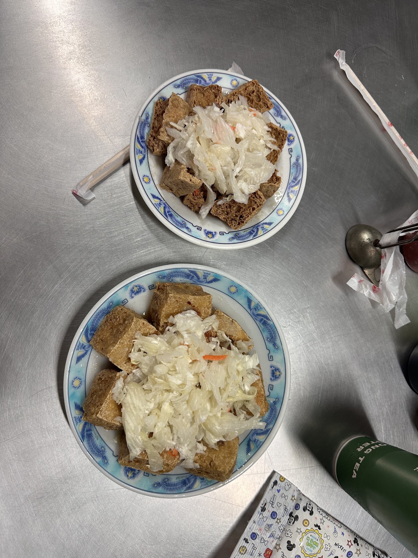 歸仁阿鴻臭豆腐俯拍兩盤臭豆腐與台式泡菜