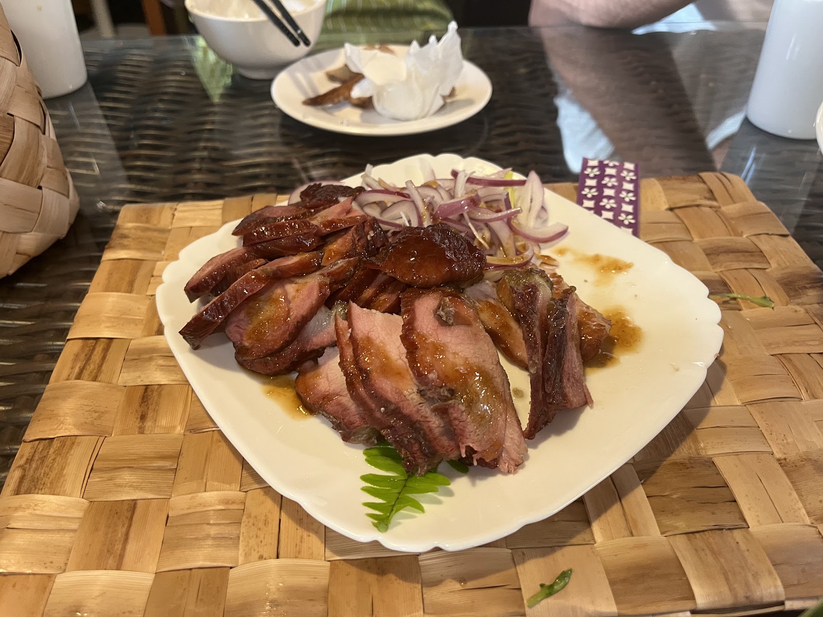 阿塱壹部落廚坊燻烤豬肉拼盤佐生洋蔥絲