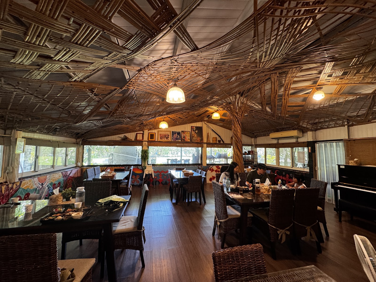 阿塱壹部落廚坊室內用餐區竹編屋頂