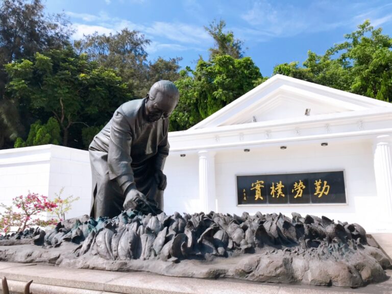 阿媽紀念公園 勤勞樸實銅像