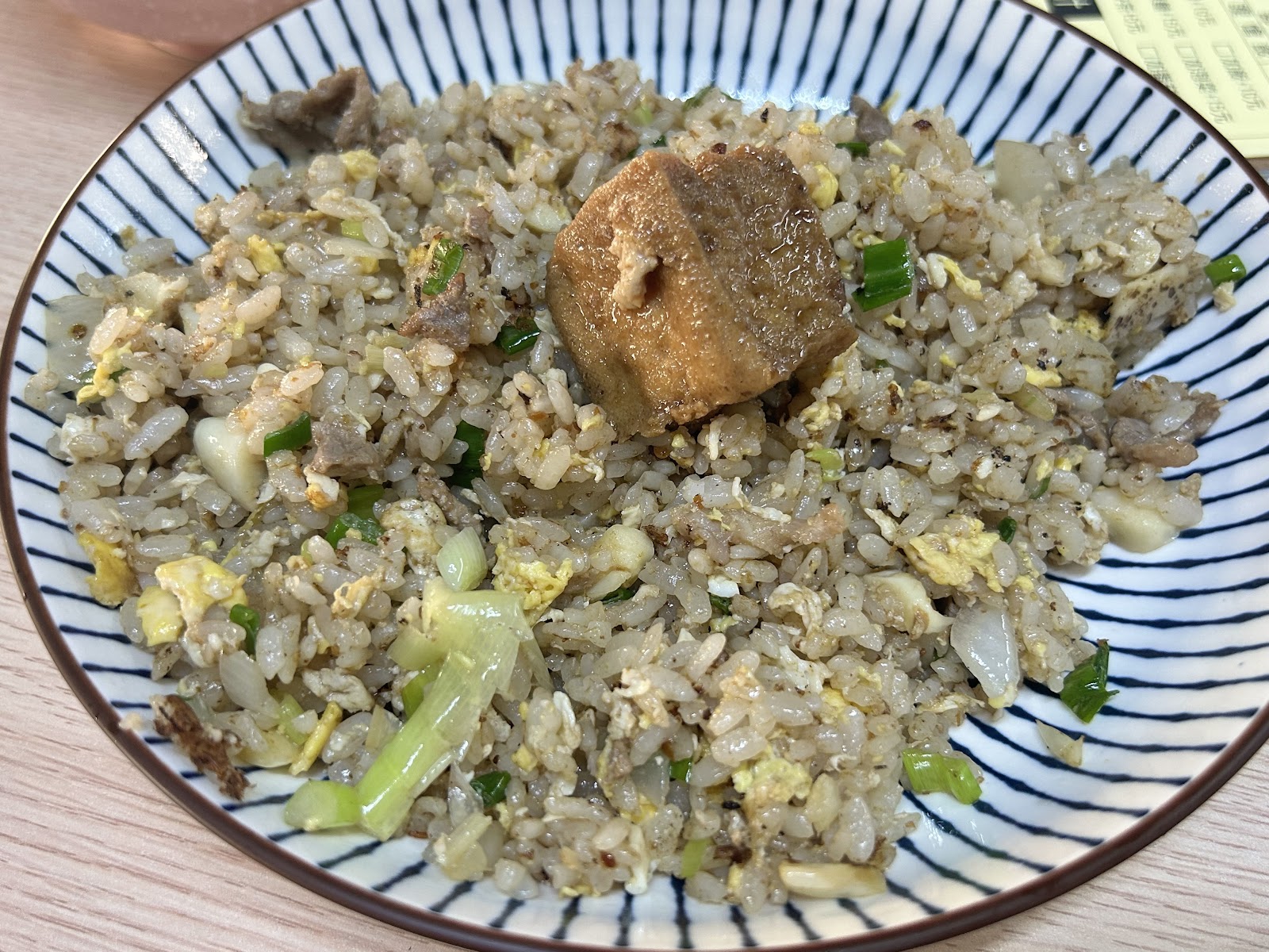 阿綢炒飯招牌炒飯特寫,鍋氣十足配滷豆干