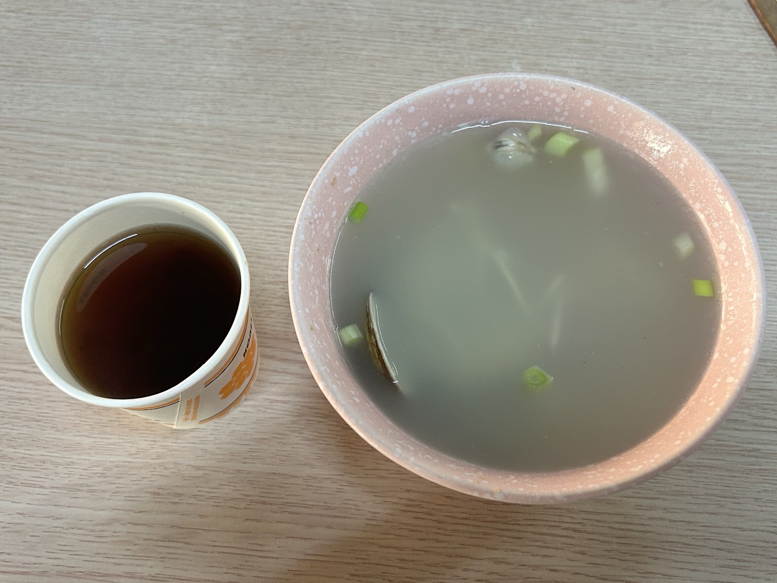 阿綢炒飯蛤蜊湯與茶水俯拍