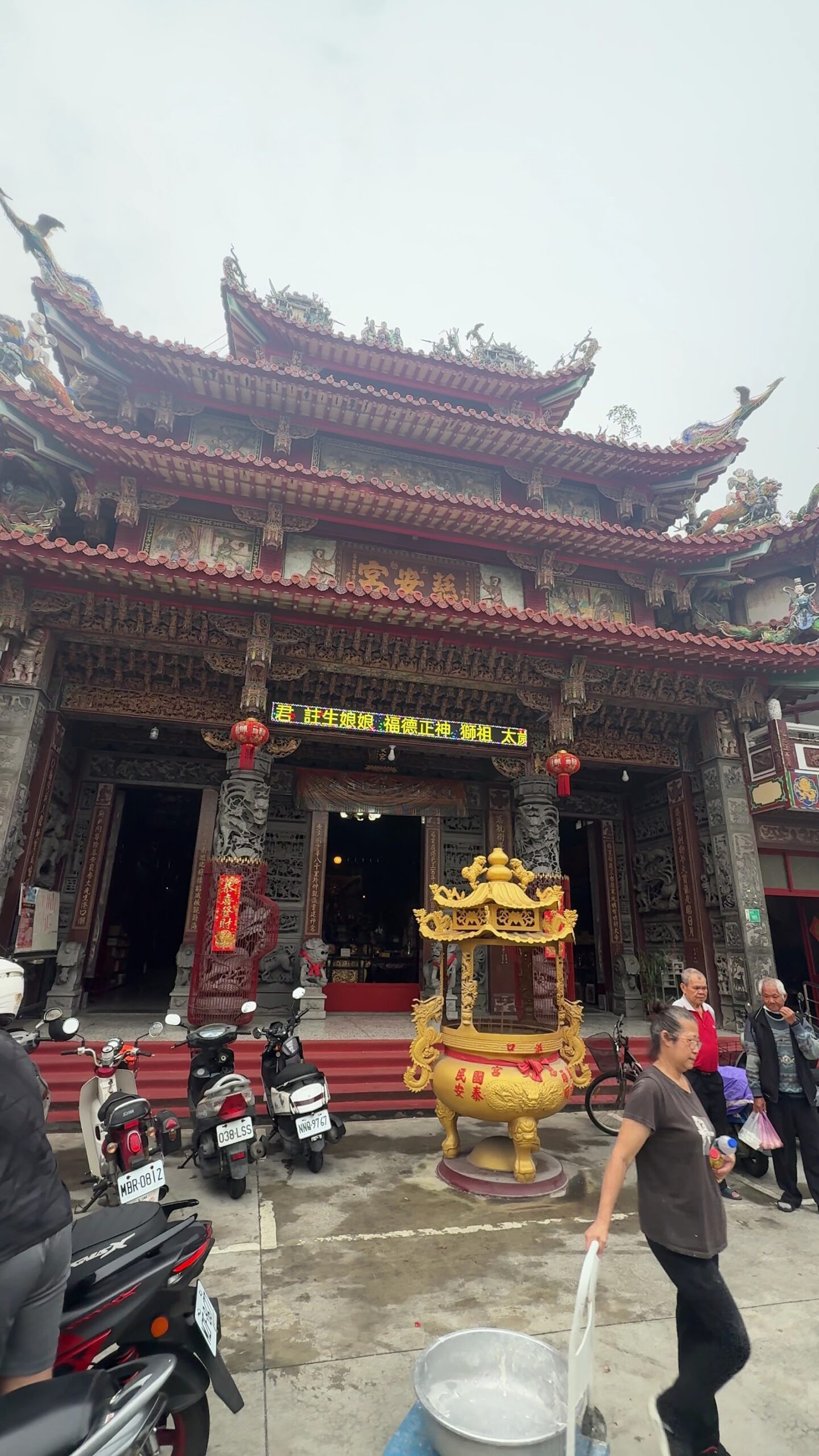 港口慈安宮廟埕全景,金色香爐立於廟前