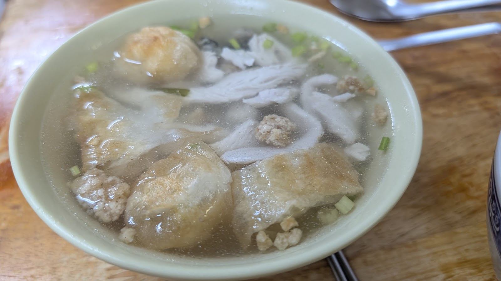 金鈴意麵招牌餛飩湯,內含魚肚肉片料多實在