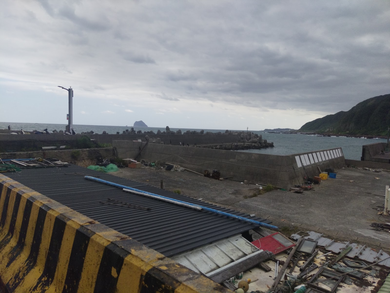 大武崙澳底漁港防波堤與遠方基隆嶼剪影