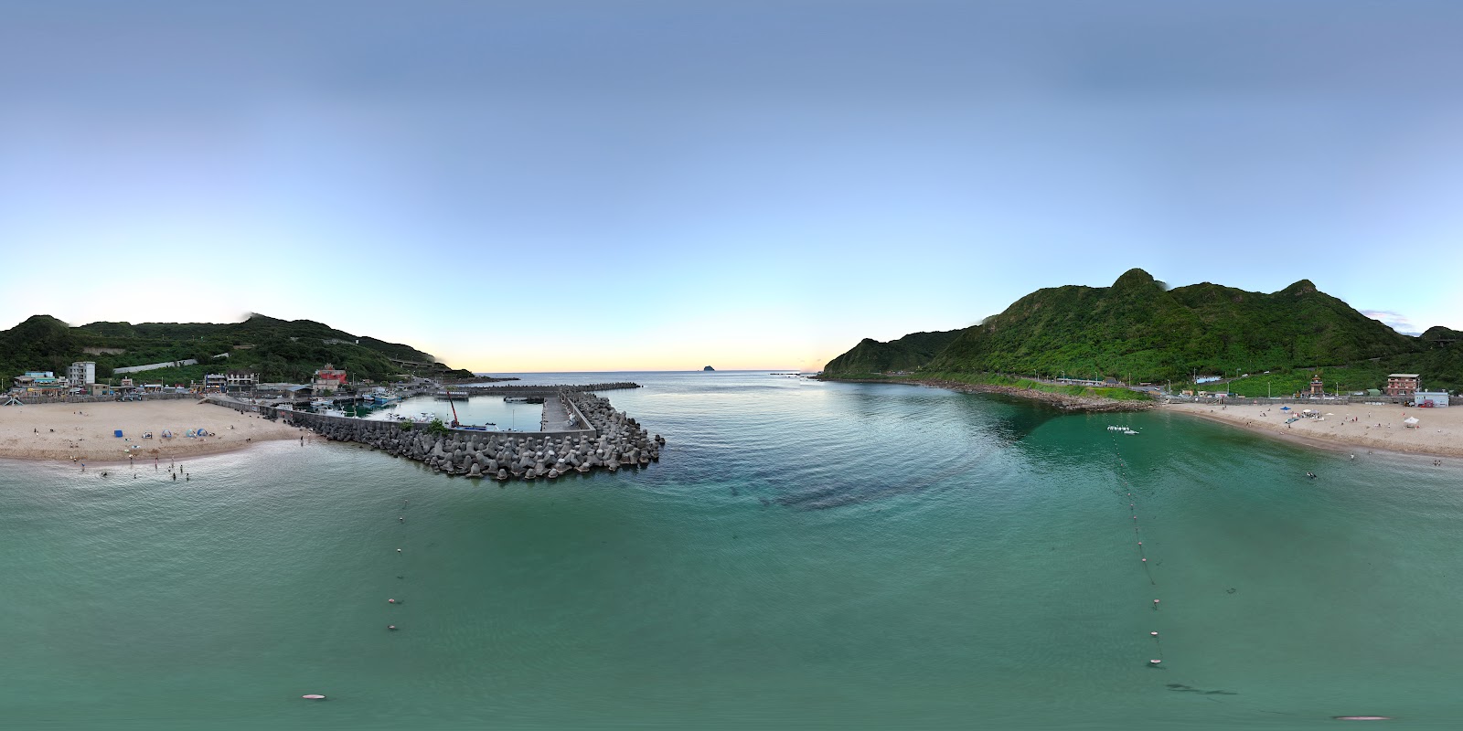 大武崙白沙灘灣岸鳥瞰全景，防波堤與沙灘兩側景色