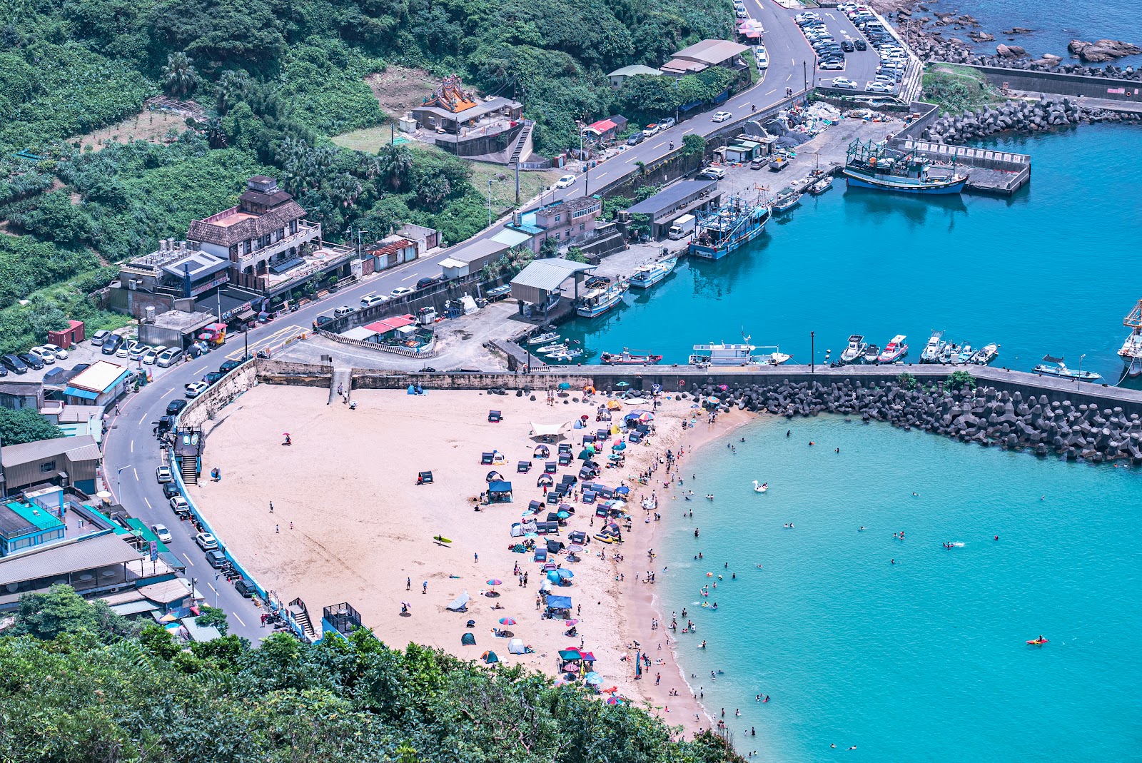 大武崙白沙灘夏日空拍，沙灘遮陽傘與戲水人潮