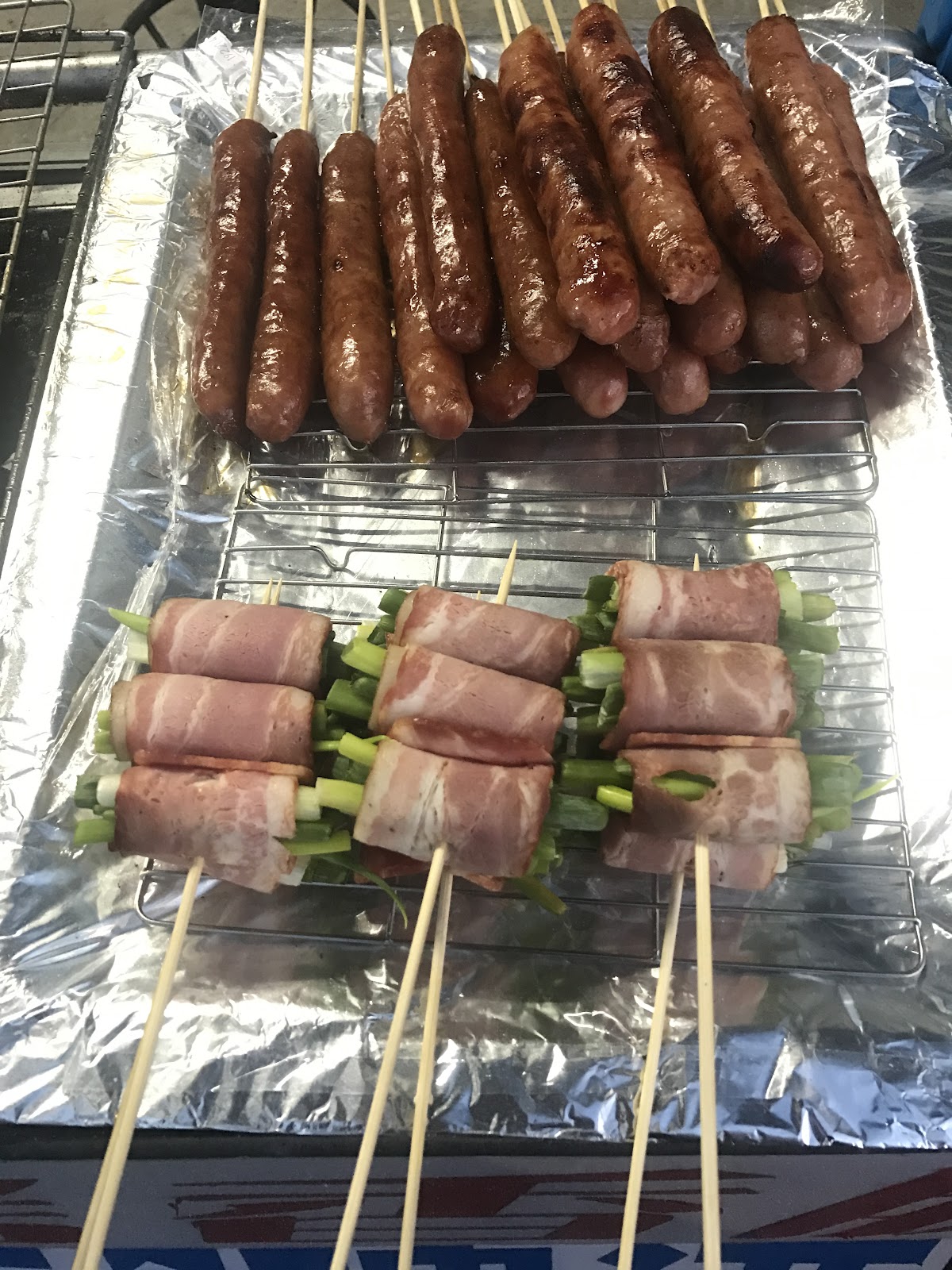 海灘第一間碳烤香腸與蔥肉捲特寫