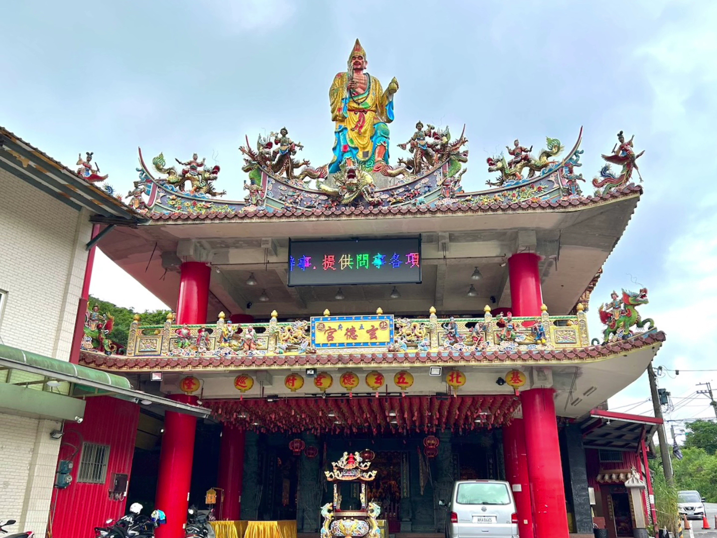 北巡五府玄德宮仰角特寫，LED跑馬燈顯示濟世問事服務