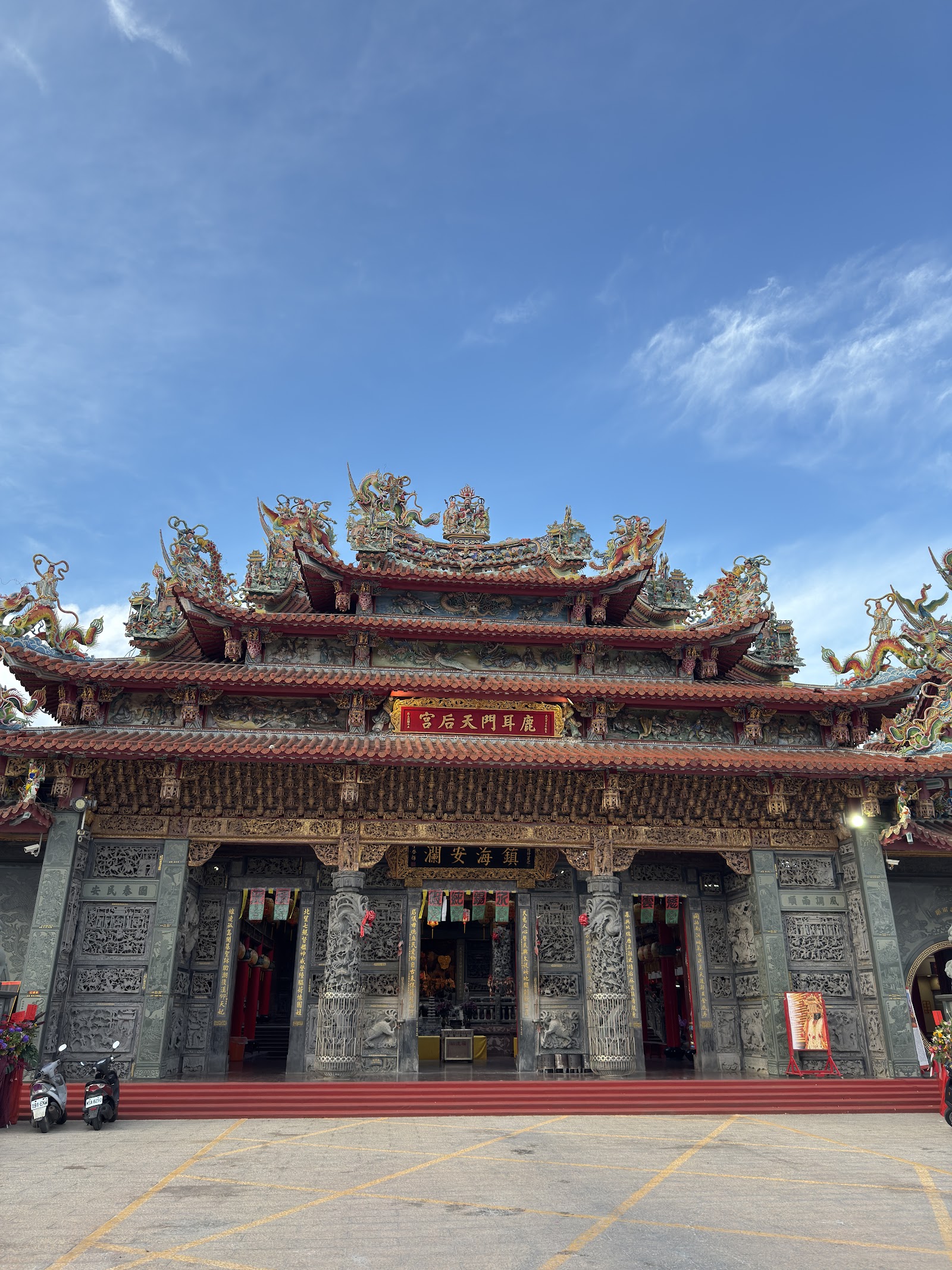 鹿耳門天后宮三川殿紅色燕尾屋脊剪黏裝飾特寫，廟匾高懸「鹿耳門天后宮」