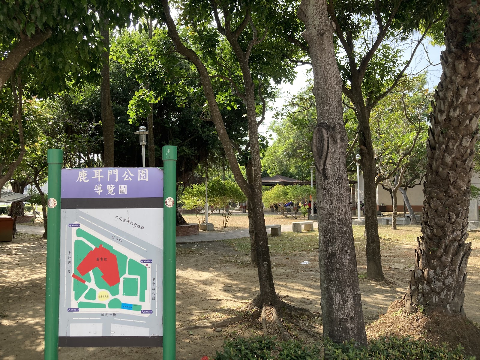 鹿耳門公園導覽圖指示牌，綠蔭樟樹步道環繞