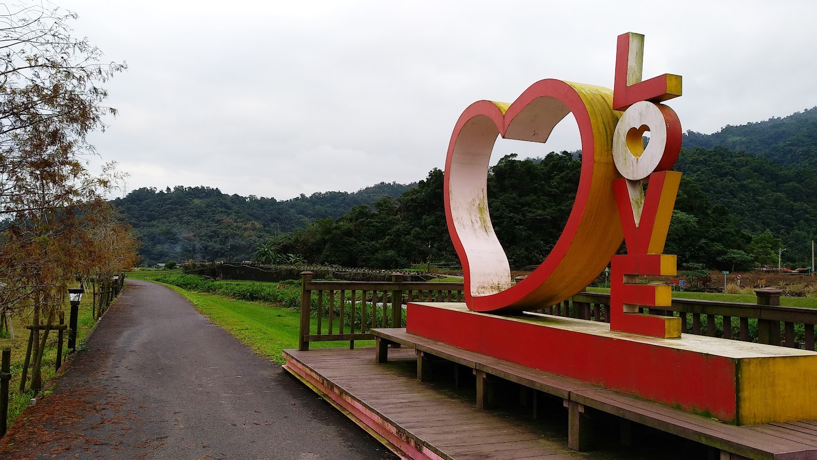 安農溪自行車道LOVE地景裝置,紅黃配色立於木棧平台
