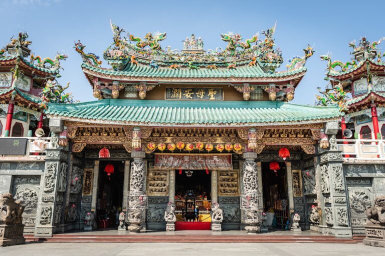 安平開台天后宮日景正立面全景,綠色琉璃瓦屋頂與交趾陶雙龍剪黏|安平開台天后宮