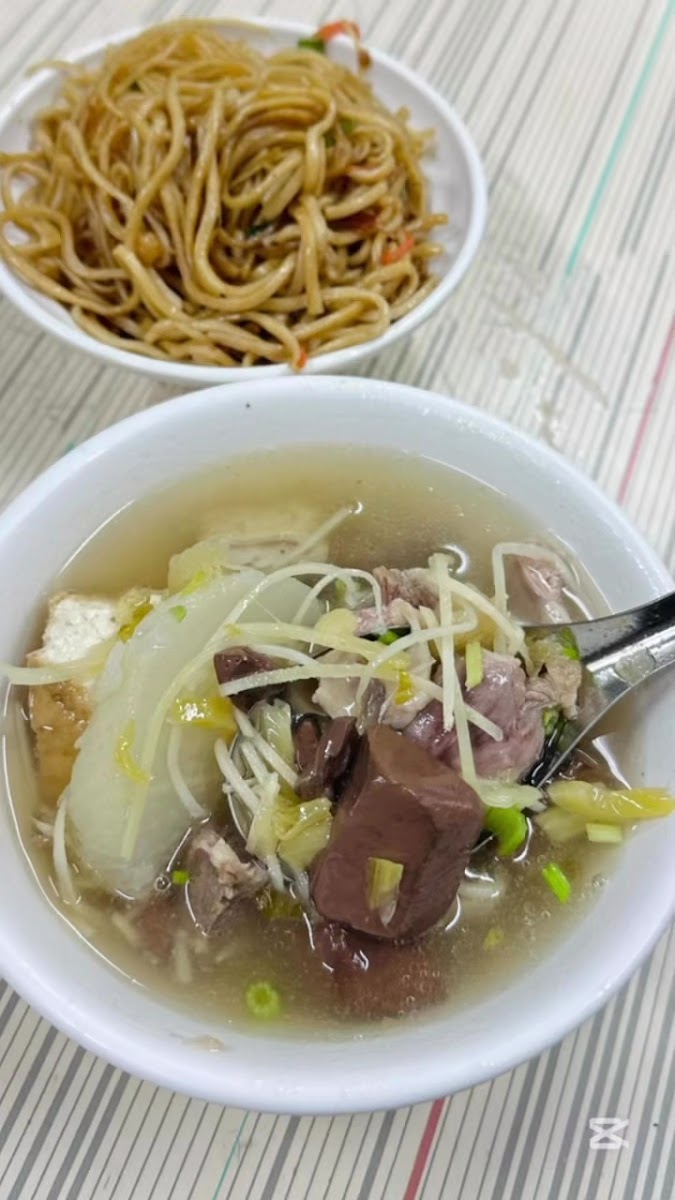 阿婆炒麵與豬雜綜合湯特寫