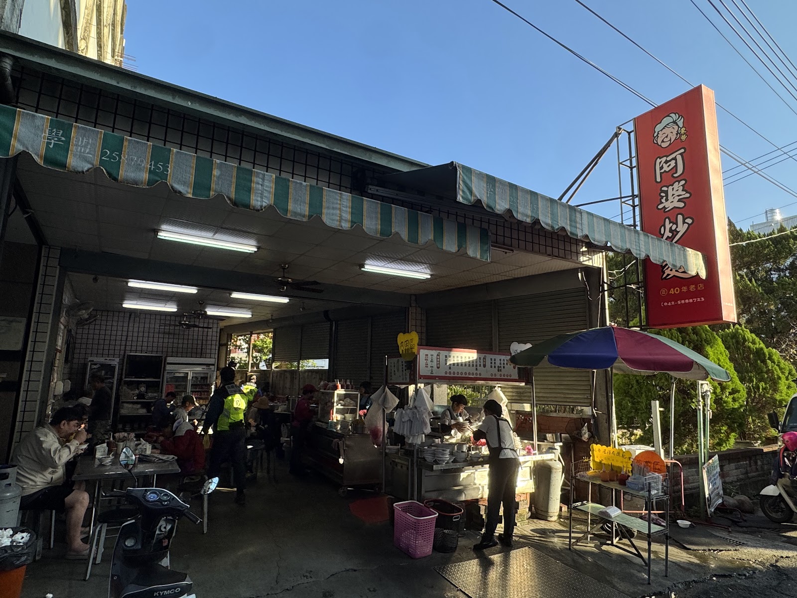 阿婆炒麵店面騎樓招牌40年老店