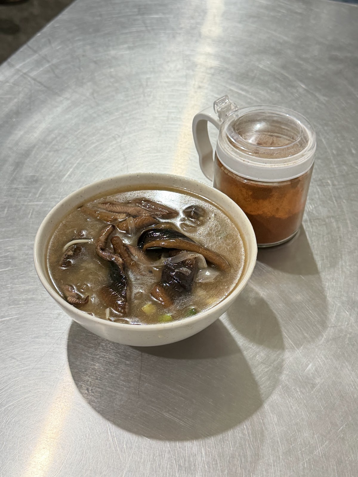 阿三哥鱔魚麵花枝麵的鱔魚羹麵特寫