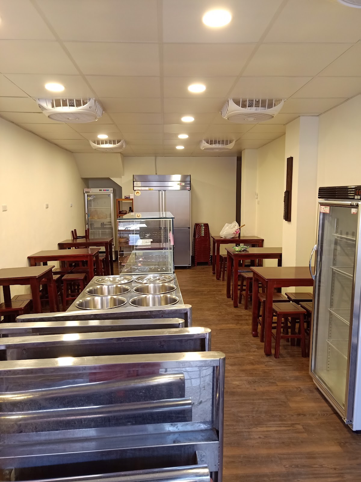 桃園八德邱媽媽小吃店內用餐環境