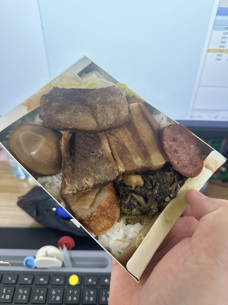 宜隆福隆便當-手持宜隆福隆便當內容,滷肉滷蛋高麗菜