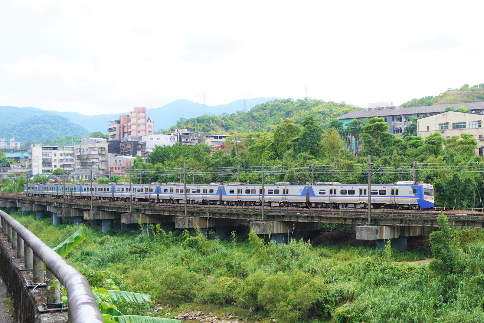 指修宮仙公廟-指修宮仙公廟展望基隆河谷,宜蘭線列車跨橋而過