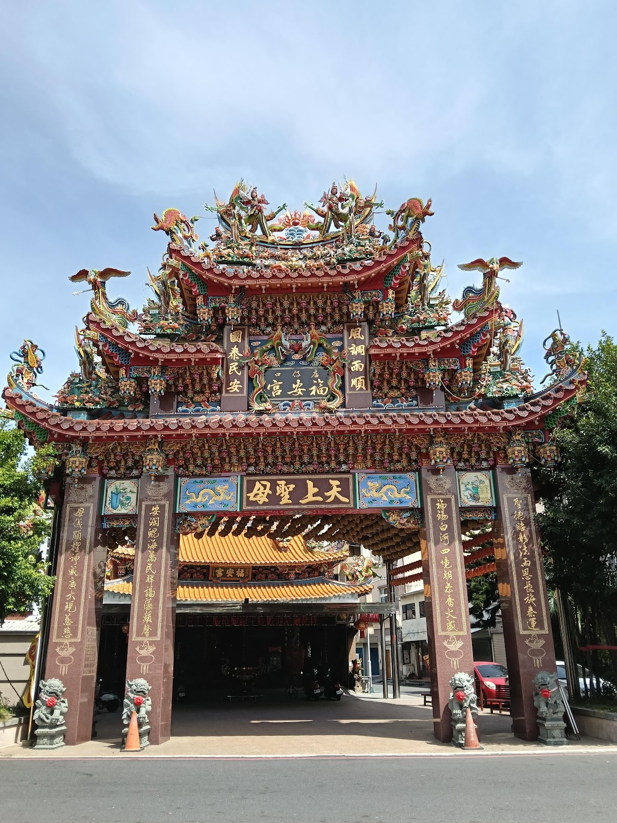 白河店仔口福安宮正面牌樓,紅瓦飛簷天上聖母橫匾,白河在地人口中的大廟
