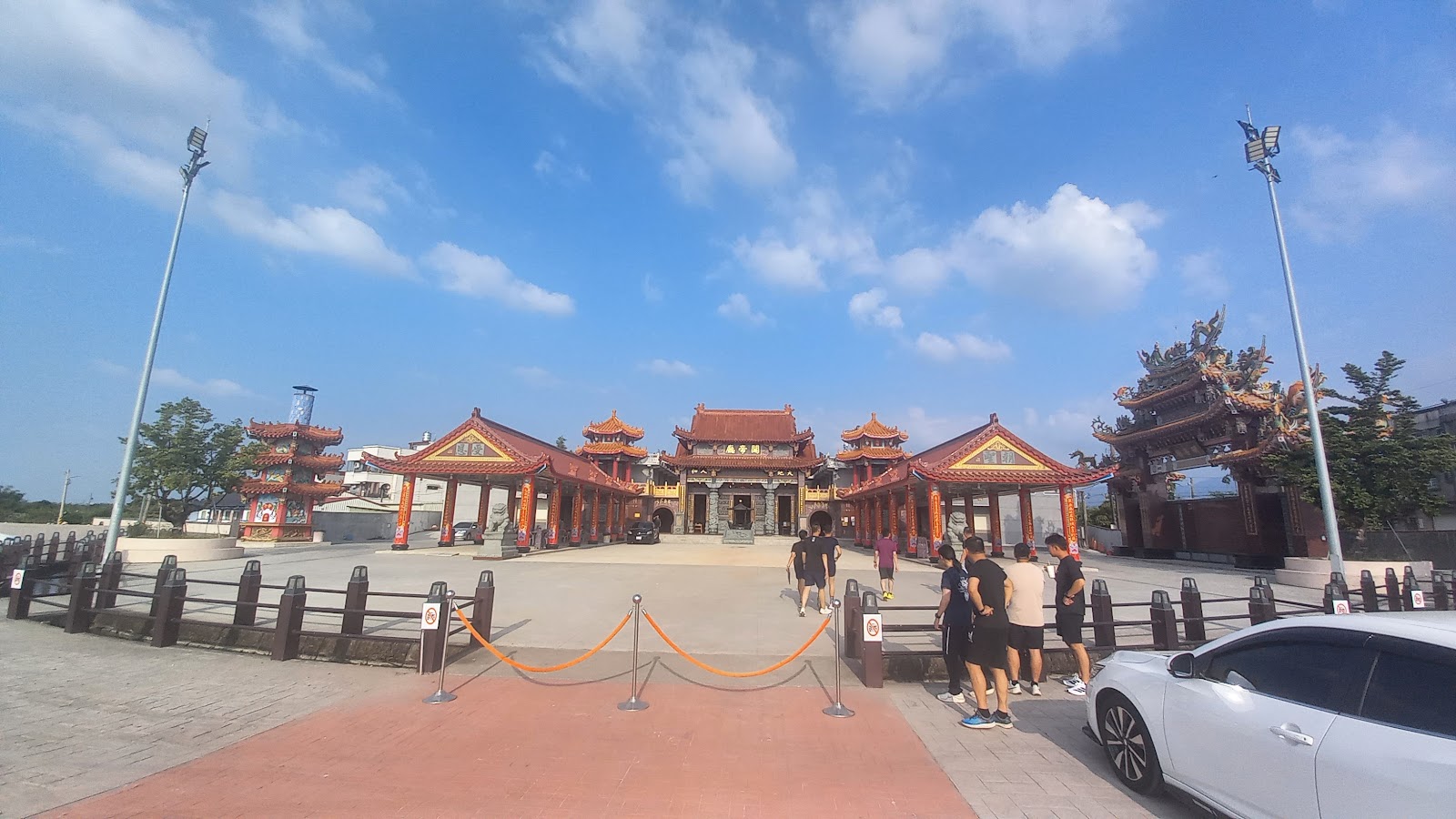 白河馬稠後關帝廳廣場另一角度全景,惜字亭造型建築錯落其間