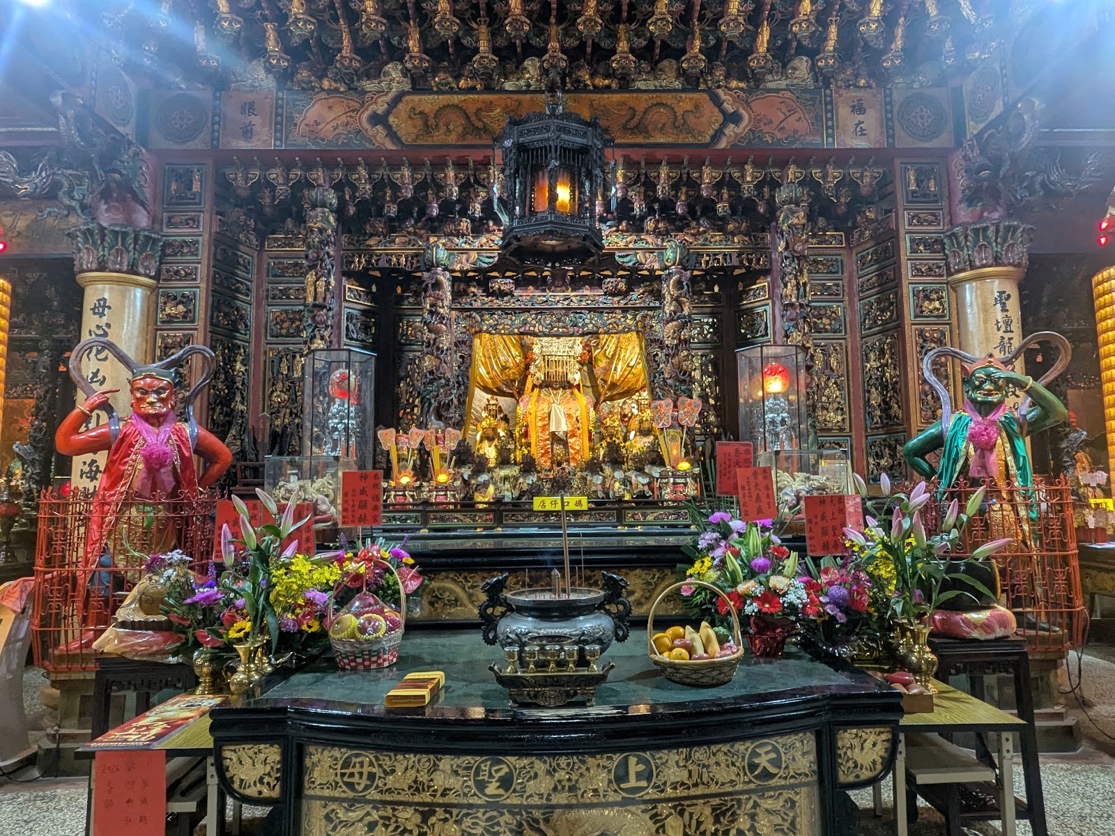 店仔口福安宮主殿金身媽祖神像,兩側千里眼順風耳神將隨侍供桌鮮花素果