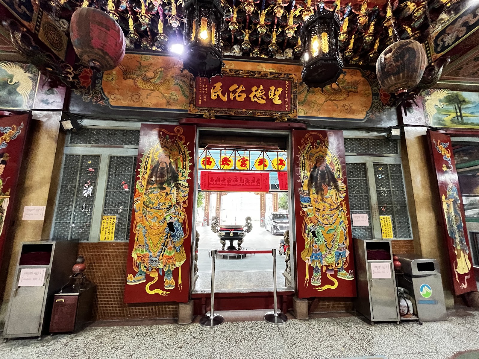 店仔口福安宮彩繪門神與聖德沾民匾額,大紅燈籠高掛廟門兩側