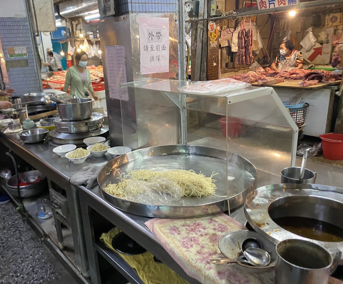永安豆菜麵現燙黃色油麵條鋪滿不鏽鋼圓盤,白河人從小吃到大的在地味道