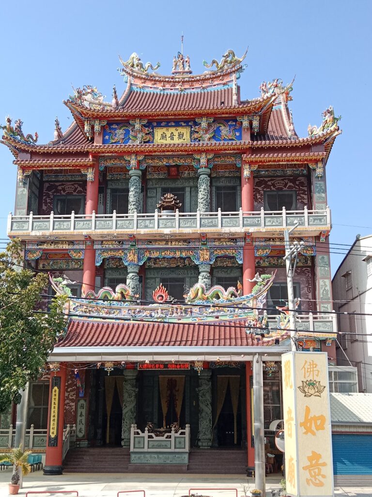白河觀音廟三層樓巍峨廟宇正面全貌,觀音廟匾額莊嚴醒目