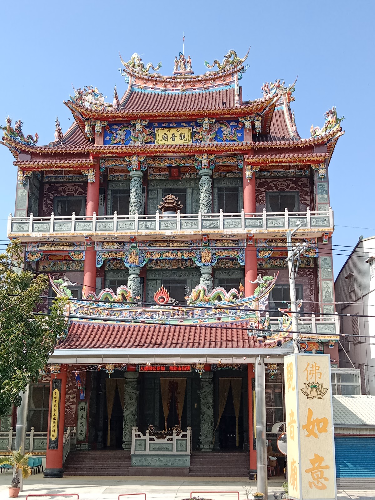 白河觀音廟三層樓巍峨廟宇正面全貌,觀音廟匾額莊嚴醒目