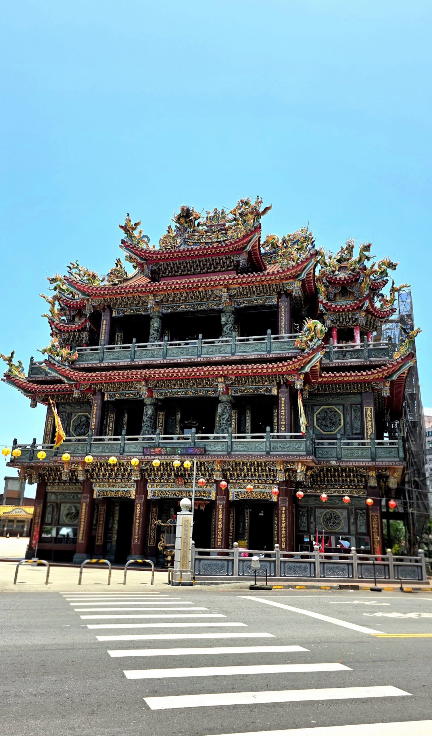 廖添丁廟三層樓建築外觀,龍飾剪黏屋頂,藍天背景