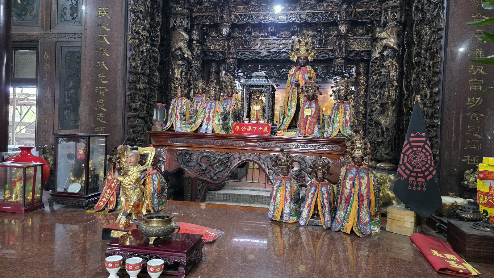 廖添丁廟內主殿金身神像特寫,廖公添丁千歲紅底匾額