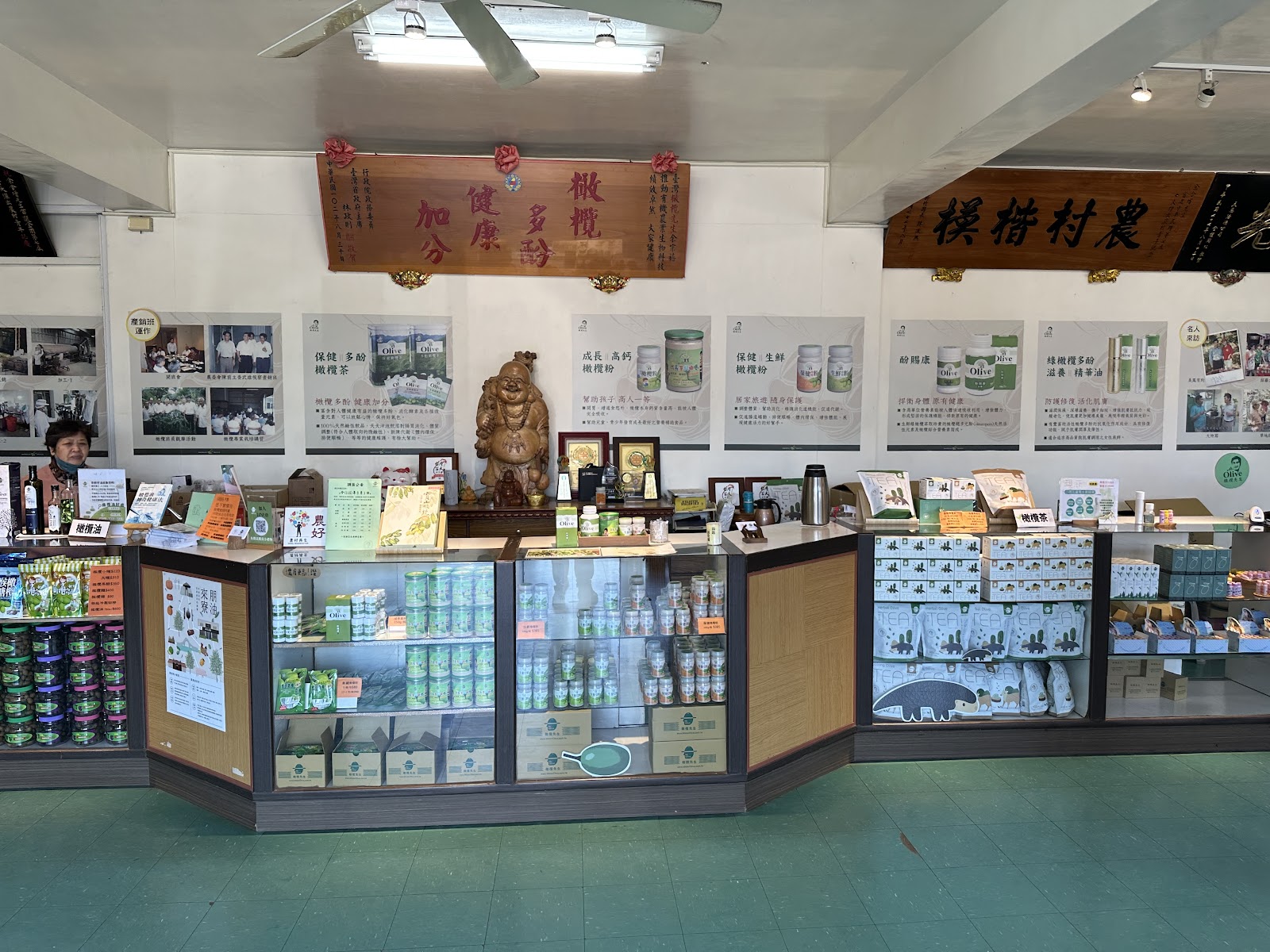 橄欖先生門市內陳列的橄欖茶、橄欖油等在地農產品