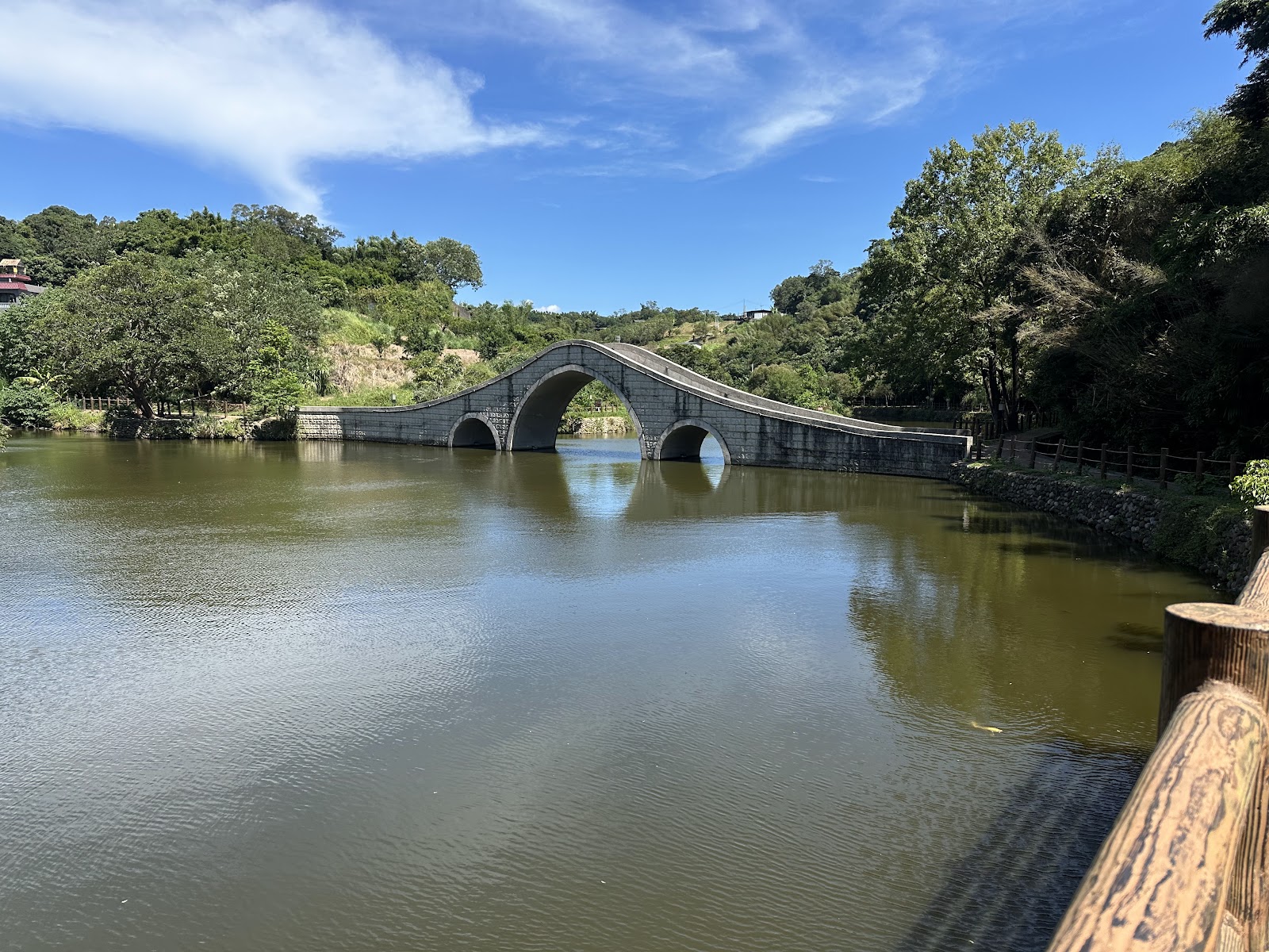 寶山小西湖拱橋倒映在平靜湖面上，景色療癒