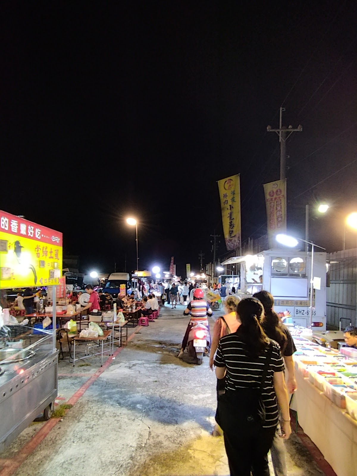 褒忠夜市走道夜景,攤位燈光點亮小鎮夜晚