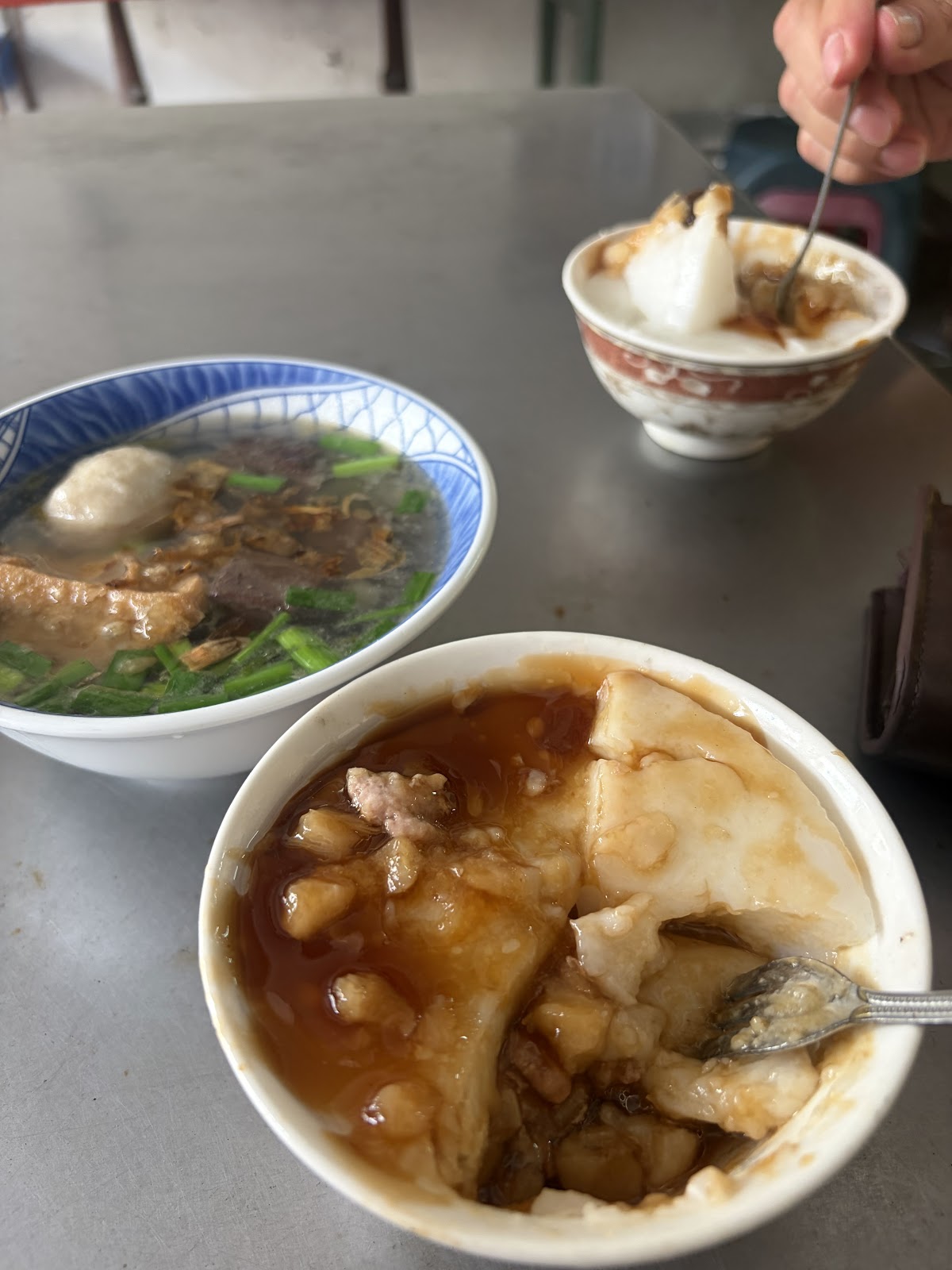 褒忠阿桂竹仔腳碗粿古早味碗粿淋蒜泥醬油,搭配綜合湯