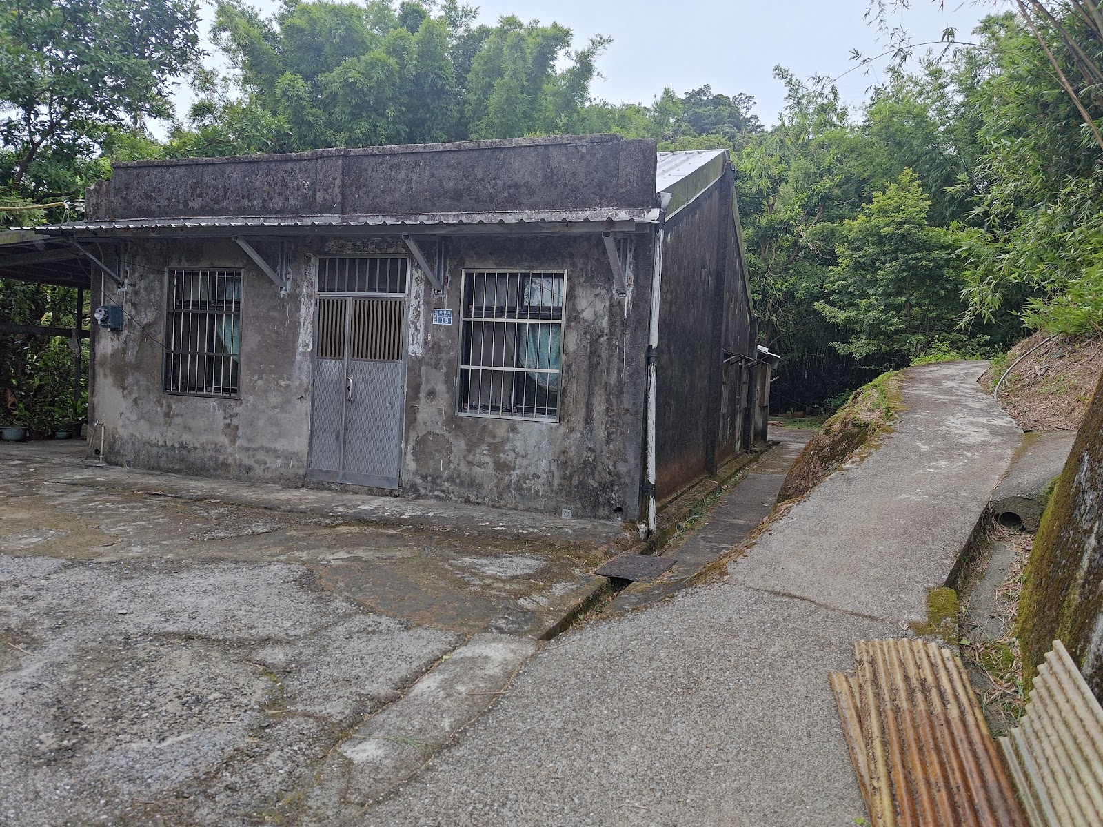 拔西猴山登山口老屋與水泥步道