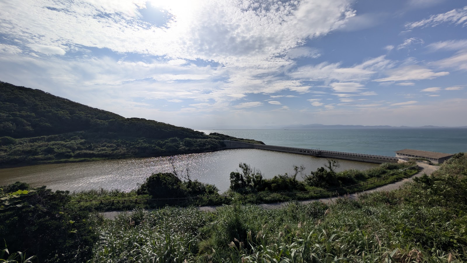 坂里水庫全景與海堤道路