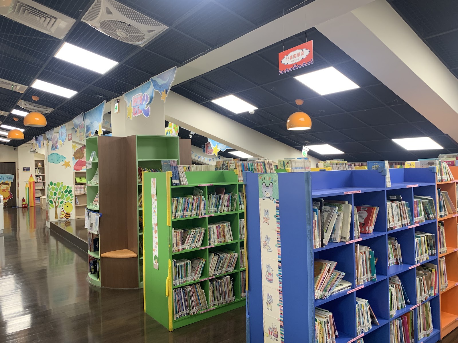 北港鎮立圖書館彩色書架走道