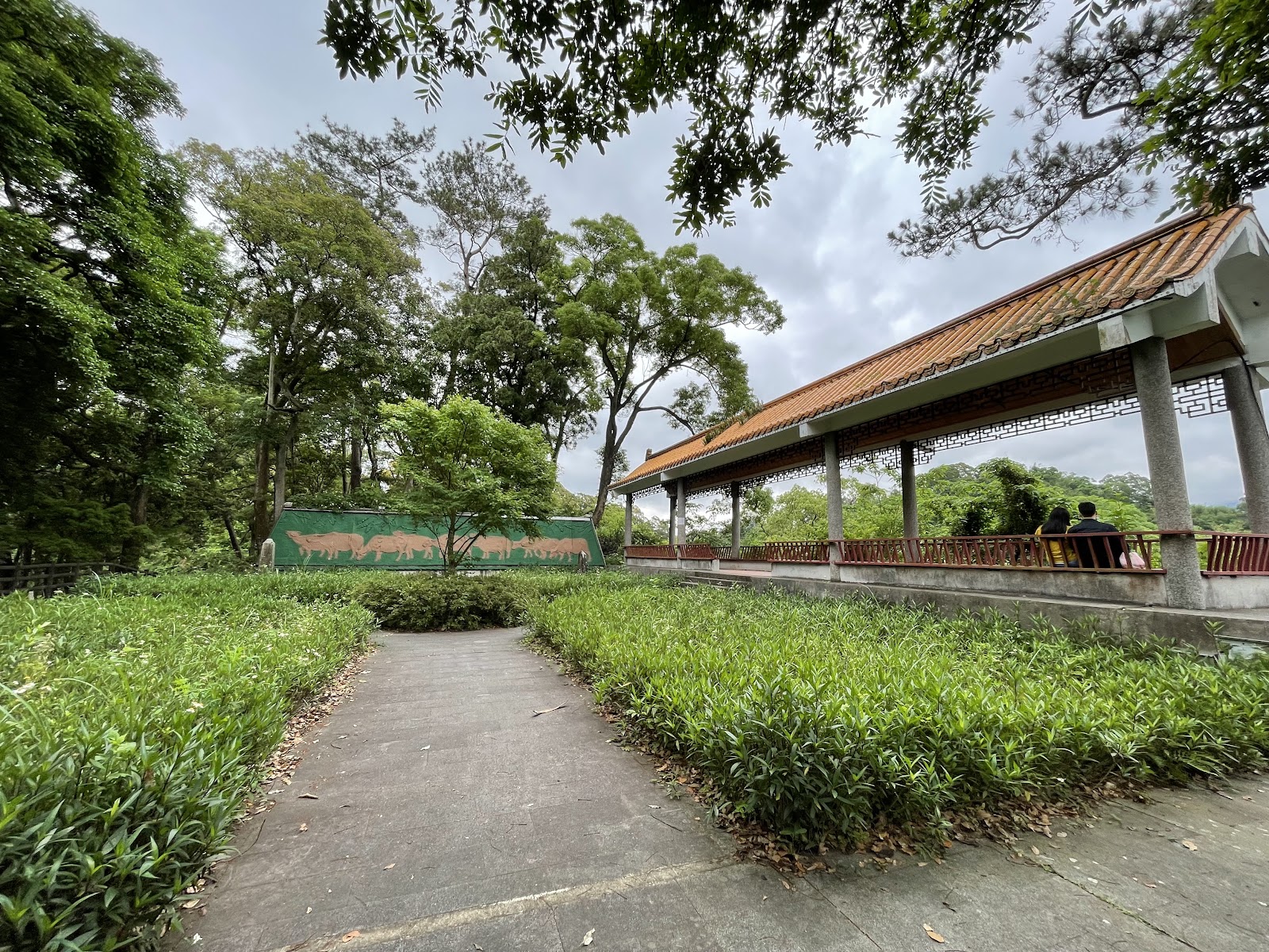 北埔秀巒公園步道與涼亭全景