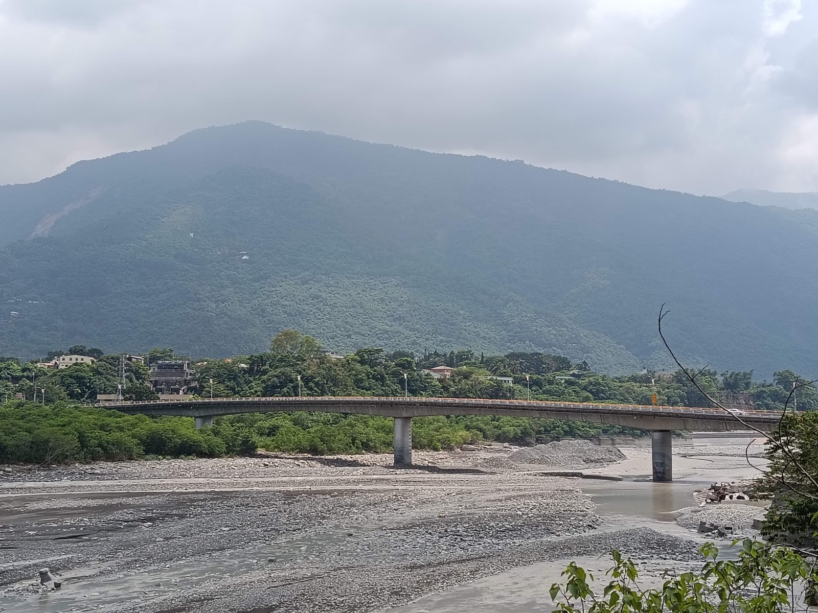 六龜大橋晴天橋面與荖濃溪河床遠山景觀